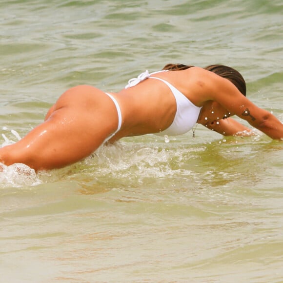 Anitta dá mergulho no mar da praia da Barra da Tjuca, na zona oeste do Rio de Janeiro, nesta quinta-feira, 09 de janeiro de 2019
