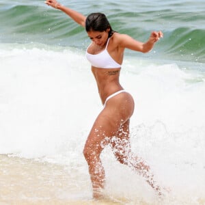 Anitta se diverte após mergulho no mar da praia da Barra da Tjuca, na zona oeste do Rio de Janeiro, nesta quinta-feira, 09 de janeiro de 2019