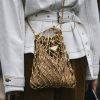 Bolsa de rede na moda: a 'net bag' fica ainda mais fashion com detalhes em dourado, que deixa o look mais brilhoso e cheio de personalidade