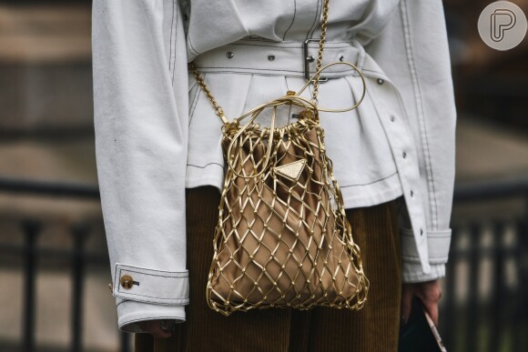 Bolsa de rede na moda: a 'net bag' fica ainda mais fashion com detalhes em dourado, que deixa o look mais brilhoso e cheio de personalidade