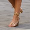 Moda metalizada no verão: aposte na sandália de amarração dourada para trazer brilho ao look