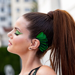 A maquiagem com strass verde nos olhos de Camila Queiroz acompanhou o look de mesma cor