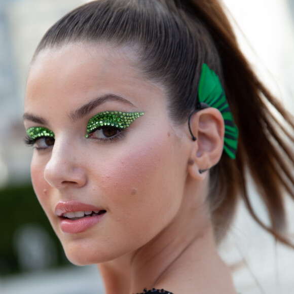 Camila Queiroz apostou na tendência da make com strass para o Carnaval!