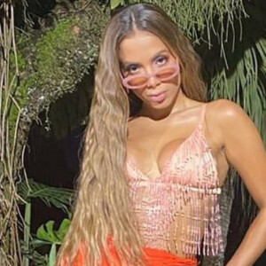 Anitta exibe marca de biquíni em look e ganha elogio de diversas amigas famosas nesta terça-feira, dia 14 de janeiro de 2020