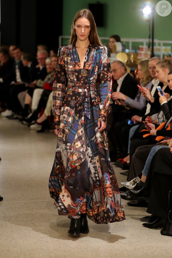 Vestidos com mix de estampa são tendência na Semana de Moda de Berlim