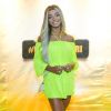 Brunna Gonçalves apota em vestido curto neon para festa