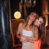 Hariany Almeida posa abraçada a Nicole Bahls festa