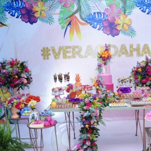 Hariany Almeida contou com a decoração toda tropical e repleta de flores da Georgia Festas