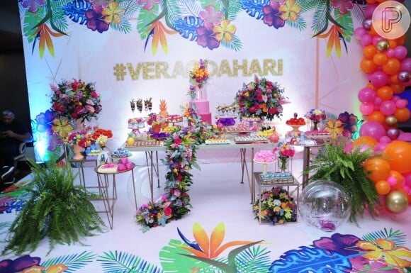 Hariany Almeida contou com a decoração toda tropical e repleta de flores da Georgia Festas