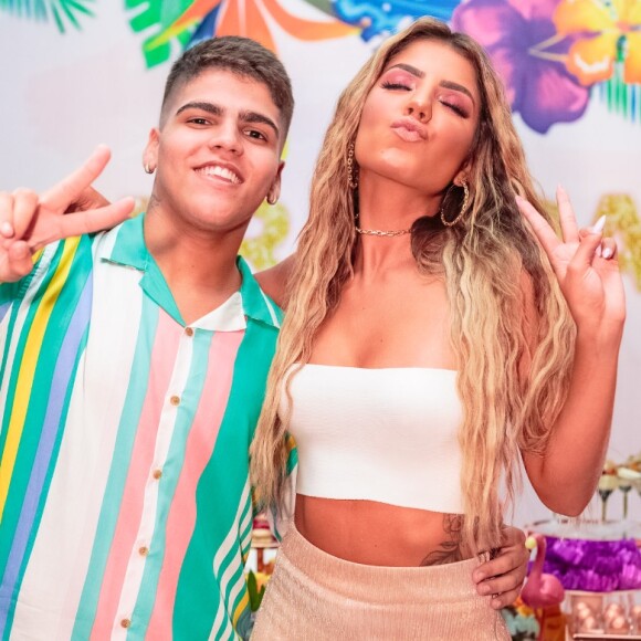 Hariany dá festão com famosos