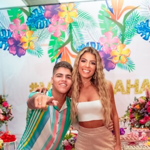 Hariany curte festa especial com famosos