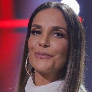 Mãe, cabeleireira e atleta: Ivete joga futebol e penteia o filho, Marcelo em vídeo postado nesta sexta-feira, dia 17 de janeiro de 2020