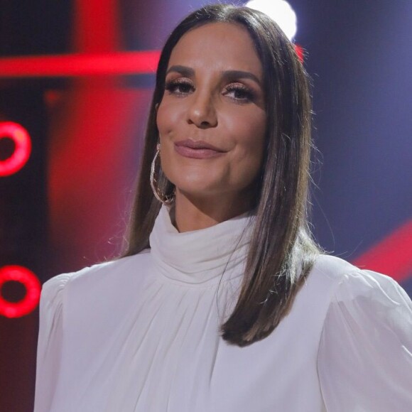 Mãe, cabeleireira e atleta: Ivete joga futebol e penteia o filho, Marcelo em vídeo postado nesta sexta-feira, dia 17 de janeiro de 2020