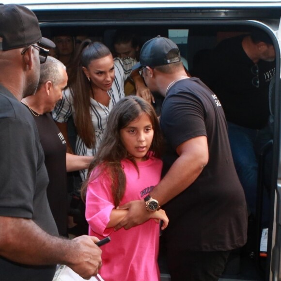 Mãe, cabeleireira e atleta: Ivete joga futebol e penteia o filho, Marcelo. Veja!