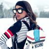 Anitta usa mochila da coleção 'Fashion Kills' da Moschino, à venda por $900, aproximadamente R$ 3,7 mil no Brasil