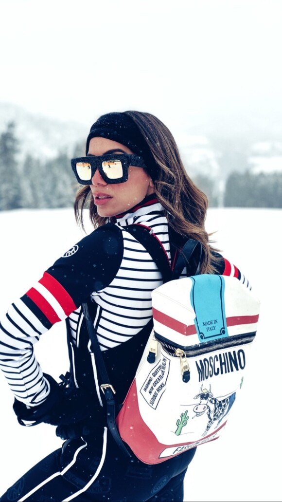 Anitta usa mochila da coleção 'Fashion Kills' da Moschino, à venda por $900, aproximadamente R$ 3,7 mil no Brasil