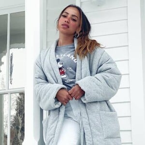 Anitta usa maxicasaco acolchoado e t-shirt do Mickey em viagem a Aspen, nos Estados Unidos