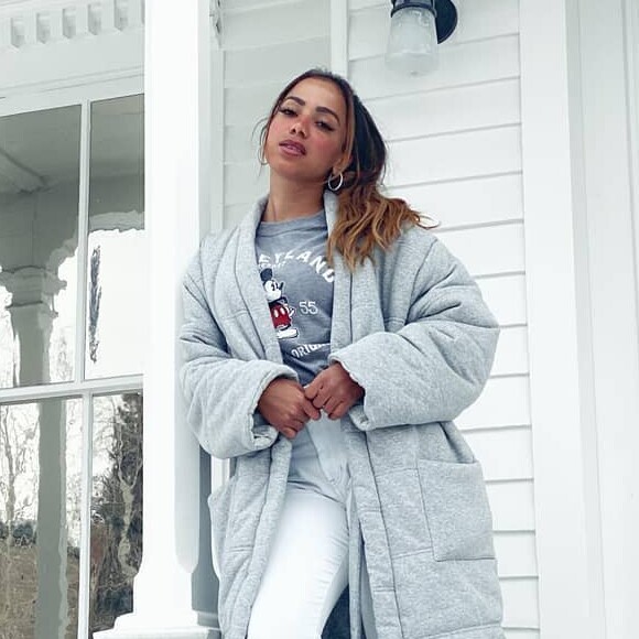 Anitta usa maxicasaco acolchoado e t-shirt do Mickey em viagem a Aspen, nos Estados Unidos