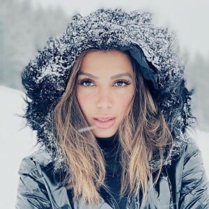 Anitta faz ensaio de foto na neve em montanha em Aspen, nos Estados Unidos