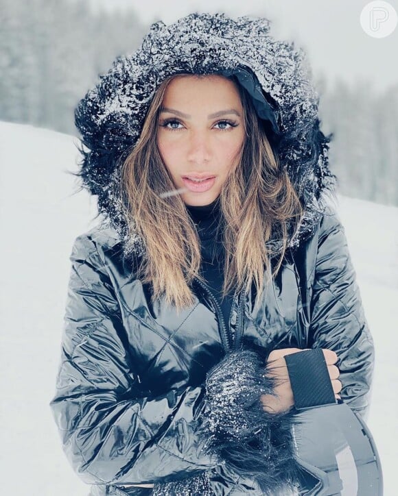 Anitta faz ensaio de foto na neve em montanha em Aspen, nos Estados Unidos