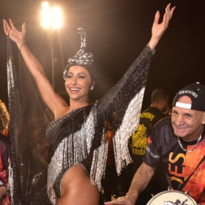 Sabrina Sato é rainha de bateria da Gaviões da Fiel