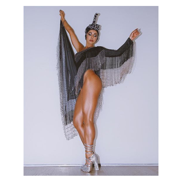 Sabrina Sato, madrinha de bateria da Gaviões da Fiel, posa exibindo o look para o ensaio em São Paulo