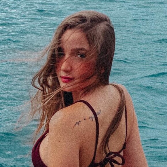 'Menina Fantasma' do SBT, Anna Livya Padilha deixou à mostra algumas de suas tatuagens em foto de topless