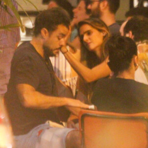 Joaquim Lopes é fotografado sendo consolado pela noiva, Marcella Fogaça, em bar no Leblon, Rio de Janeiro, na noite desta terça-feira, 21 de janeiro de 2020