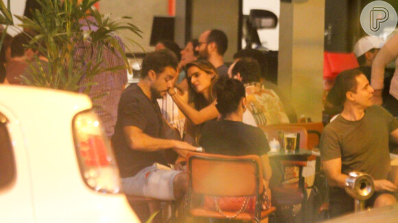 Joaquim Lopes é fotografado sendo consolado pela noiva, Marcella Fogaça, em bar no Leblon, Rio de Janeiro, na noite desta terça-feira, 21 de janeiro de 2020