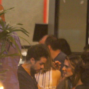 Joaquim Lopes é fotografado chorando e sendo consolado pela noiva, Marcella Fogaça