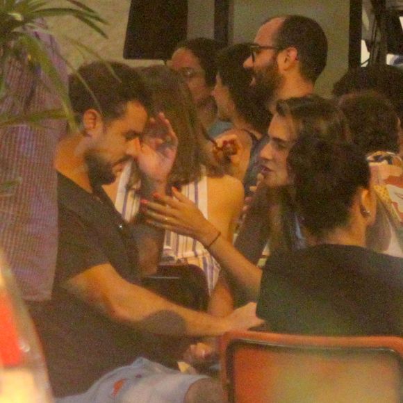 Joaquim Lopes aparece secando as lágrimas em noite com Marcella Fogaça e amigos