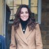 Kate Middleton escolheu um casaco levemente mais alongado que o usado anteriormente por Meghan Markle