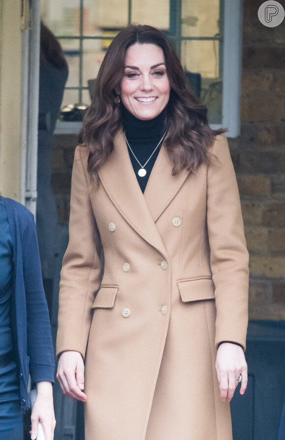 Kate Middleton escolheu um casaco levemente mais alongado que o usado anteriormente por Meghan Markle