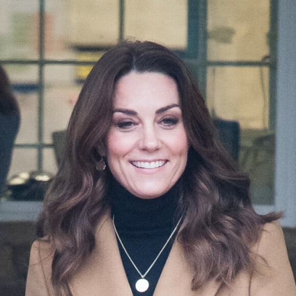 Kate Middleton escolheu um casaco levemente mais alongado que o usado anteriormente por Meghan Markle