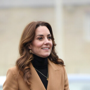 Kate Middleton usou um casaco Massimo Dutti como protagonista de seu look