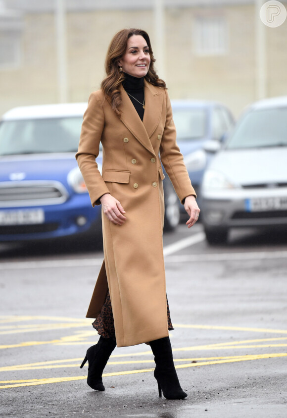 Kate Middleton usou um casaco Massimo Dutti como protagonista de seu look