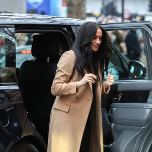 Meghan Markle apostou na peça de frio da marca Reiss