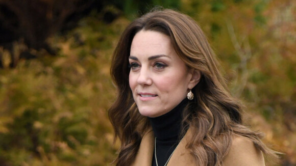 Inspiração fashion real: Kate Middleton usa casaco 'gêmeo' ao de Meghan Markle