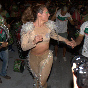 Paolla Oliveira usa ombreiras repleta de brilho em ensaio de Carnaval