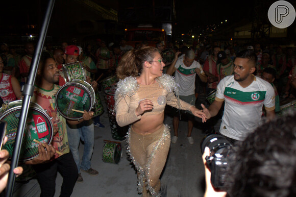 Paolla Oliveira usa ombreiras repleta de brilho em ensaio de Carnaval