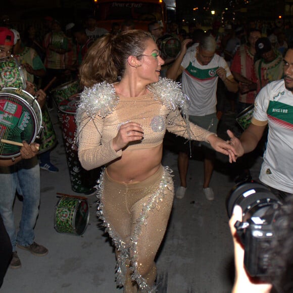 Paolla Oliveira usa ombreiras repleta de brilho em ensaio de Carnaval