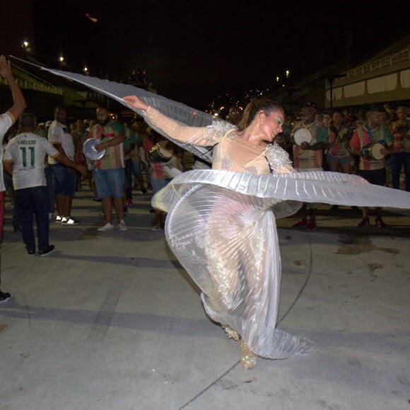 Paolla Oliveira substituiu Juliana Paes no posto de rainha de bateria da Grande Rio em 2019