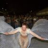 Paolla Oliveira mostra asas com efeito em ensaio da Grande Rio