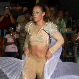 Paolla Oliveira aplica adereço com asas em seu look de ensaio de Carnaval