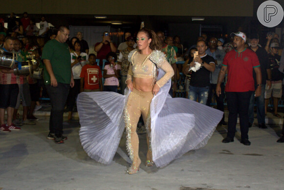 Paolla Oliveira aplica adereço com asas em seu look de ensaio de Carnaval