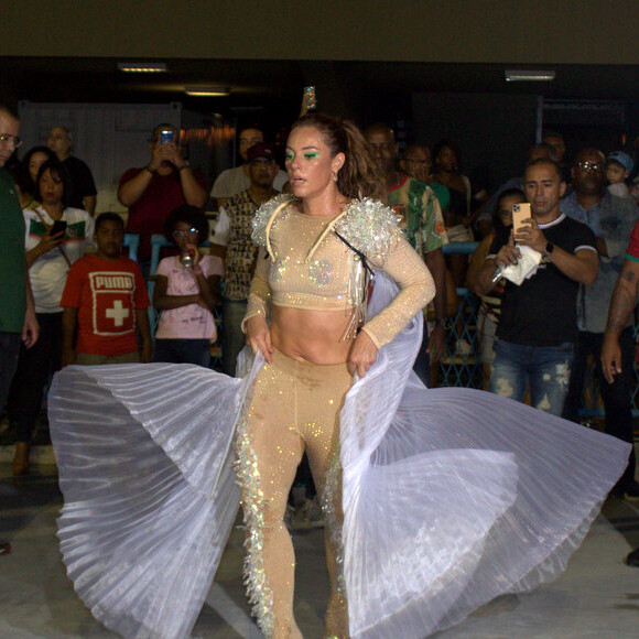 Paolla Oliveira aplica adereço com asas em seu look de ensaio de Carnaval