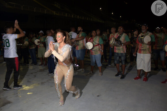 Paolla Oliveira é tietada pelos fãs ao se jogar no samba na Marquês de Sapucaí, no Rio de Janeiro