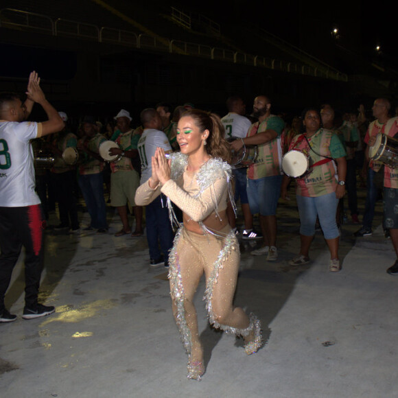 Paolla Oliveira é tietada pelos fãs ao se jogar no samba na Marquês de Sapucaí, no Rio de Janeiro