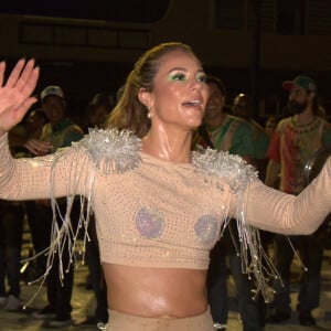 Paolla Oliveira exibe corpo curvilíneo e barriga sequinha em ensaio de Carnaval