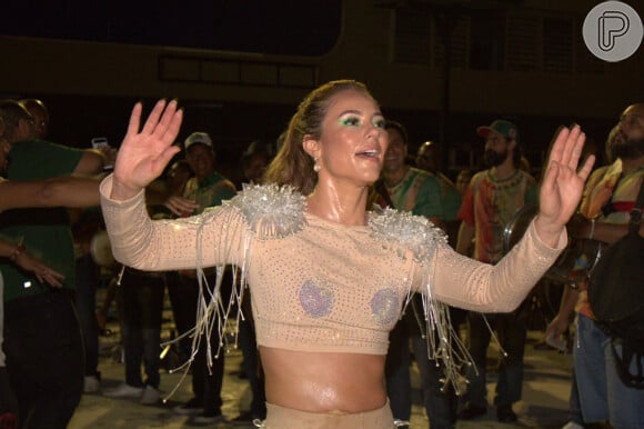 Paolla Oliveira exibe corpo curvilíneo e barriga sequinha em ensaio de Carnaval